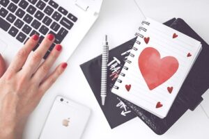 仕事にまで悪影響！？恋愛体質な人が「恋をお休み」するべき時期とは