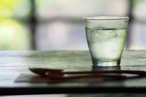 食事中に水を飲むのはよくないって本当？